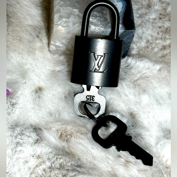 LV Lock & Keys Set Matte Black - Picture 3 of 5
